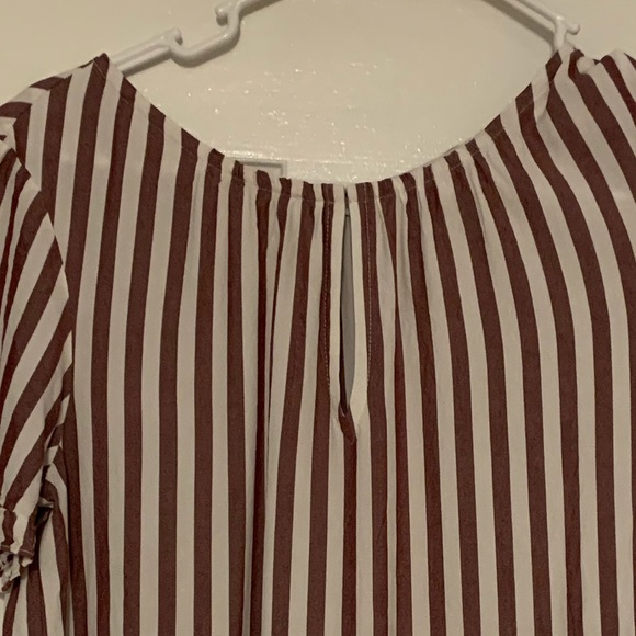 Cute simple top! Goes with everything - Picture 4 of 4